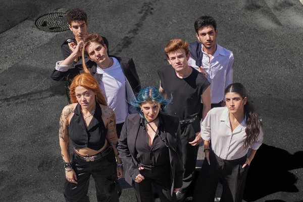 Équilibrer Bijoux et Maquillage : Secrets Essentiels pour un Style Impeccable