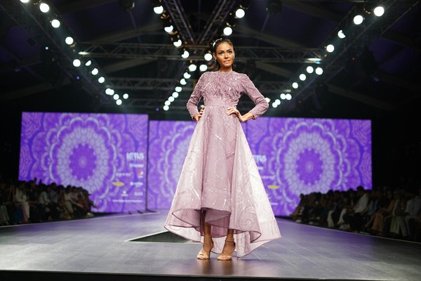 Influence des défilés de mode sur notre style vestimentaire quotidien : découvrez l'impact caché !