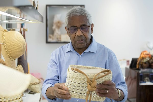 Le kimono en satin noir pour femme : le choix parfait entre chic et détente